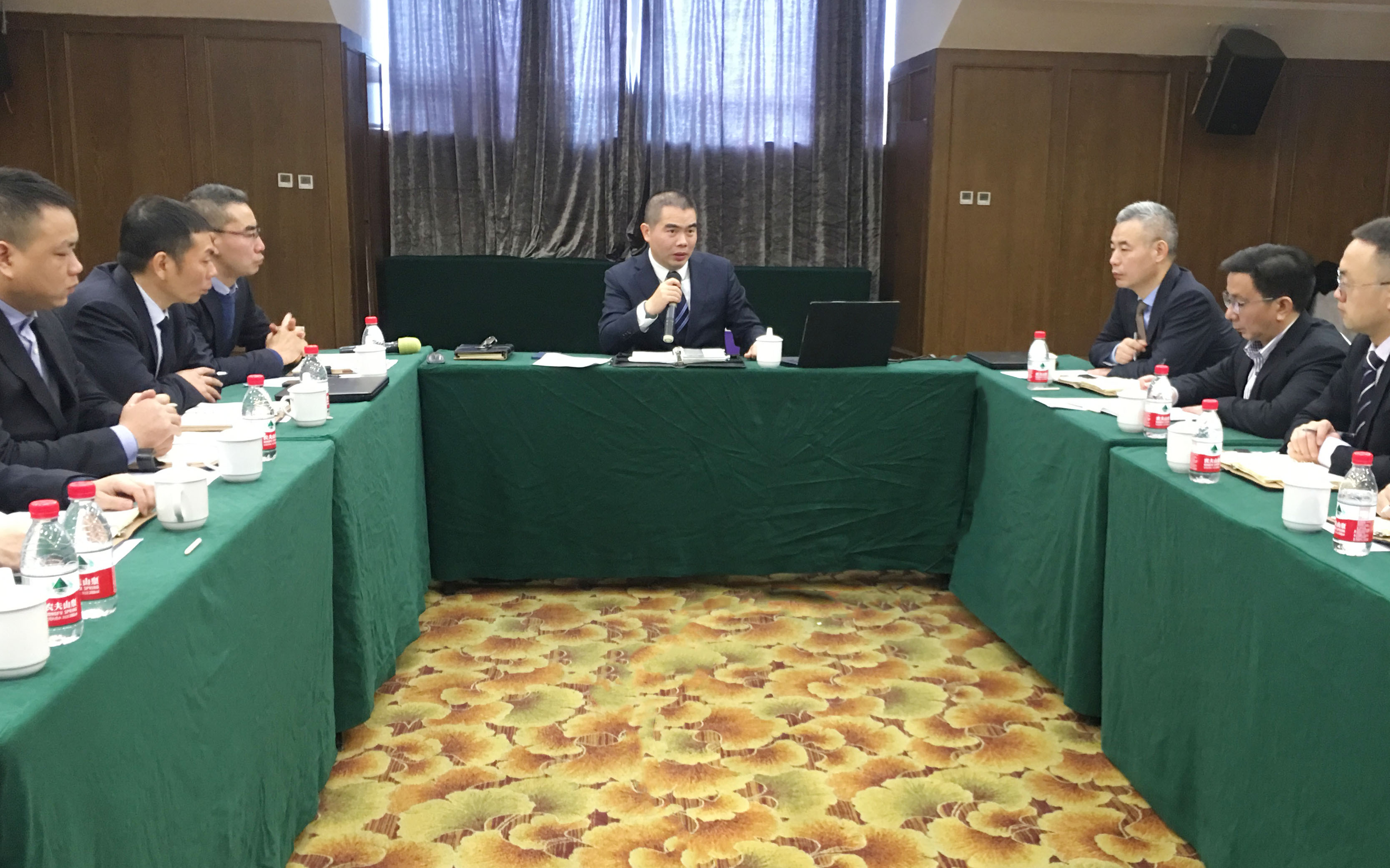 直面問題、團結(jié)協(xié)作、積極有為